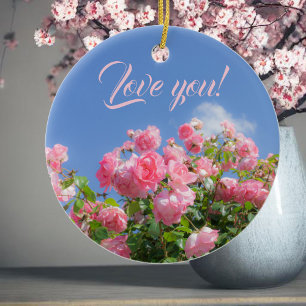 Roze roos struik onder blauwe lucht, op maat keramisch ornament