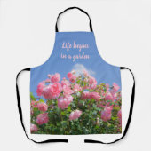 Roze roos struik onder blauwe lucht, op maat schort (Voorkant)