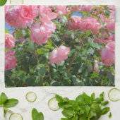 Roze roos struik onder blauwe lucht, op maat theedoek (Gevouwen)