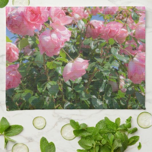 Roze roos struik onder blauwe lucht, op maat theedoek (Gevouwen)