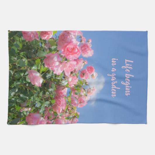 Roze roos struik onder blauwe lucht, op maat theedoek (Horizontaal)