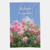 Roze roos struik onder blauwe lucht, op maat theedoek (Verticaal)