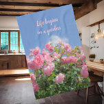 Roze roos struik onder blauwe lucht, op maat theedoek<br><div class="desc">Deze keukenhanddoek heeft een roze roos struik onder een blauwe lucht - een prachtig motief voor elk roos of bloemliefhebber!  cadeau-idee voor tuinders. Eigen Tekst.</div>