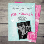 Roze Rose, Aqua Blue, Zilveren Charms Bat Mitzvah Folie Uitnodiging<br><div class="desc">Beweeg rond en resize de schattige zilveren folie eigenschappen in deze vleermuis mitzvah uitnodiging. Butterflies, libellen en harten omringen je foto op deze gebruiksvriendelijke vleermuismitswa-sjabloon. Roze rozen geven tuinblozen met aantrekkelijke turkooistexturen van de waterverf. Perfect voor aqua, blauw, aquamarine, cyaan verjaardagskleurenpalet. Verander de kleuren en de doopvonten van de tekst...</div>