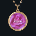 Roze Rose Bloem Foto Aangepaste Naam Script Modern Goud Vergulden Ketting<br><div class="desc">Een close-up foto van een levendige roze roos maakt dat je wilt "stoppen en de bloemen ruiken". Ontspan en inhaleer de schoonheid van deze foto wanneer u dit prachtige, mooie fotografie gepersonaliseerde naam charme ketting draag. Dit ketting is verkrijgbaar in kleine, middelgrote en grote maten, evenals vierkante en cirkelvormen. U...</div>