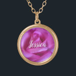 Roze Rose Bloem Foto Aangepaste Naam Script Modern Goud Vergulden Ketting<br><div class="desc">Een close-up foto van een levendige roze roos maakt dat je wilt "stoppen en de bloemen ruiken". Ontspan en inhaleer de schoonheid van deze foto wanneer u dit prachtige, mooie fotografie gepersonaliseerde naam charme ketting draag. Dit ketting is verkrijgbaar in kleine, middelgrote en grote maten, evenals vierkante en cirkelvormen. U...</div>