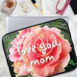 Roze Rose Bloem Fotografie Hou Je Mama Script Laptop Sleeve<br><div class="desc">Mam is een van de belangrijkste banen ter wereld. Show dat u interesseert voor deze verbluffend unieke roze roze roze laptophoes met neopreen. Deze laptophoes bestaat uit drie formaten: 15, 13 en 10 inch. Last veel langer dan een dozijn rozen! U kunt deze neopreenlaptophoes eenvoudig personaliseren en ik bied u...</div>