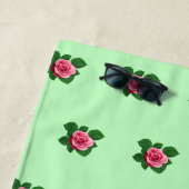 Roze Rose Bloem Naadloos Patroon op Lichtgroen Strandlaken (In situ)