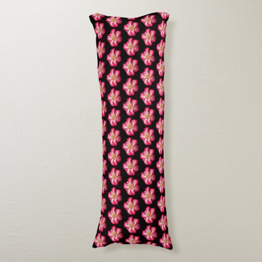 Roze Rose Bloom op Black Floral Pattern Lichaamskussen (Voorkant Verticaal)