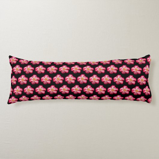 Roze Rose Bloom op Black Floral Pattern Lichaamskussen (Voorkant)