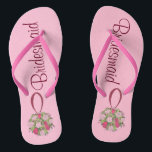 Roze Rose Bouquet Bridesmaid Weddenschap Teenslipp Teenslippers<br><div class="desc">Teenslippers vertonen een originele markeerafbeelding van een  roze bloembal bruiloft,  met BRIDESMAID in een leuk lettertype. Ideaal voor het bruidfeest! De ontwerper is beschikbaar aan creëer en uploadt douaneontwerpen om de kleuren en de thema's van uw bruiloft aan te passen-klik "deze Ontwerper"vragen om met het ontwerpproces te beginnen!</div>