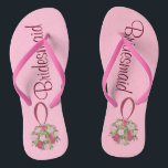 Roze Rose Bouquet Bridesmaid Weddenschap Teenslipp Teenslippers<br><div class="desc">Teenslippers vertonen een originele markeerafbeelding van een  roze bloembal bruiloft,  met BRIDESMAID in een leuk lettertype. Ideaal voor het bruidfeest! De ontwerper is beschikbaar aan creëer en uploadt douaneontwerpen om de kleuren en de thema's van uw bruiloft aan te passen-klik "deze Ontwerper"vragen om met het ontwerpproces te beginnen!</div>