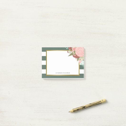 Roze Rose Bouquet & Green Stripes Aangepaste naam Post-it® Notes (Op bureau)