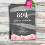 Roze Rose Floral Waterverf Stripes 80th Birthday Kaart<br><div class="desc">Roze Rose Floral Waterverf Stripes 80th Birthday Invitation. Viel de 80ste verjaardag van een speciale vrouw met een levendige uitnodiging! Dit ontwerp is voorzien van roze rozen en heldere grijze strepen op een grijze achtergrond, waardoor er een verbluffend uiterlijk ontstaat. Nodig je speciale gast uit om mee te doen voor...</div>