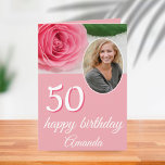 Roze Rose Flower Photo Floral 50th Birthday Card Kaart<br><div class="desc">Roze Rose Flower Photo Floral 50th Birthday Card. De kaart is roze en heeft een prachtige roze roze roze roos en een foto in een rond lijst aan de voorkant en aan de achterkant van de kaart. De tekst is in een trendy wit manuscript. Voeg jouw naam, leeftijd en foto...</div>