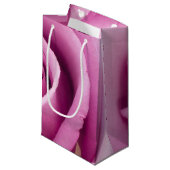 Roze Rose gevouwen tot perfectie Klein Cadeauzakje (Voorkant Gekanteld)