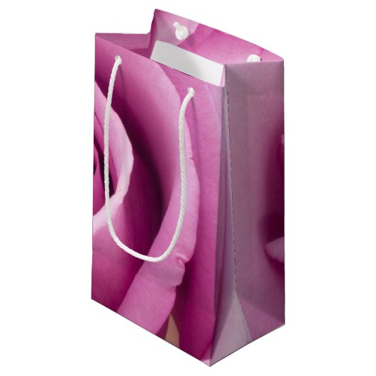 Roze Rose gevouwen tot perfectie Klein Cadeauzakje (Voorkant Gekanteld)