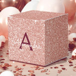 Roze Rose Gold Burgundy Glitter & Sparkle Monogram Bedankdoosjes<br><div class="desc">Roze Rose Gold en Bourgogne Faux Glitter en Sparkle Elegant Gift Box. Deze geschenkdoos kan worden aangepast om uw initiaal en voornaam op te nemen en maakt een geweldige verjaardagsfeestje,  vrijgezellenfeest,  vrijgezellenfeest of baby shower geschenkdoos.</div>