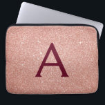 Roze Rose Gold Burgundy Glitter Sparkle Monogram Laptop Sleeve<br><div class="desc">Blush Pink and Roos Gold Burgundy Faux Glitter and Sparkle Elegant Monogram Hoesje. Dit hoesje kan worden aangepast om uw initiaal en voornaam te omvatten.</div>