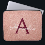Roze Rose Gold Burgundy Glitter Sparkle Monogram Laptop Sleeve<br><div class="desc">Blush Pink and Roos Gold Burgundy Faux Glitter and Sparkle Elegant Monogram Hoesje. Dit hoesje kan worden aangepast om uw initiaal en voornaam te omvatten.</div>