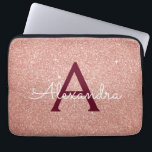 Roze Rose Gold Burgundy Glitter Sparkle Monogram Laptop Sleeve<br><div class="desc">Blush Pink and Roos Gold Burgundy Faux Glitter and Sparkle Elegant Monogram Hoesje. Dit hoesje kan worden aangepast om uw initiaal en voornaam te omvatten.</div>