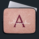 Roze Rose Gold Burgundy Glitter Sparkle Monogram Laptop Sleeve<br><div class="desc">Blush Pink and Roos Gold Burgundy Faux Glitter and Sparkle Elegant Monogram Hoesje. Dit hoesje kan worden aangepast om uw initiaal en voornaam te omvatten.</div>