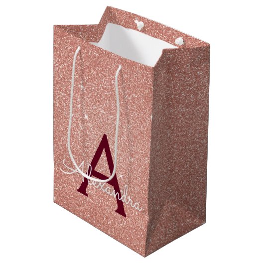 Roze Rose Gold Burgundy Glitter Sparkle Monogram Medium Cadeauzakje (Voorkant Gekanteld)