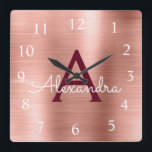 Roze Rose Gold Burgundy Metallic Monogram Naam Vierkante Klok<br><div class="desc">Blush roze - Roos Gold en Bourgogne Faux Roestvrij staal Monogram naam en Initiaal serving Wall Clock. De Wall Clock geeft het perfecte cadeau aan iemand die van roze metalen decor houdt.</div>