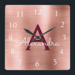 Roze Rose Gold Burgundy Metallic Monogram Naam Vierkante Klok<br><div class="desc">Blush roze - Roos Gold en Bourgogne Faux Roestvrij staal Monogram naam en Initiaal serving Wall Clock. De Wall Clock geeft het perfecte cadeau aan iemand die van roze metalen decor houdt.</div>