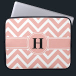 Roze Rose Gold Faux Folie White Chevron Monogram Laptop Sleeve<br><div class="desc">Bescherm uw laptop in stijl met dit elegante en licht  roze sleeve. Het ontwerp is voorzien van een wit en faux roos gouden folie chevron zig-zag patroon en stripe,  en uw gepersonaliseerde monogram in een eenvoudig modern zwart typografielettertype. Dit stijlvolle en trendy computerhoesje maakt een mooi cadeau voor haar.</div>