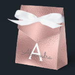Roze Rose Gold Folie Sparkle Monogram Bedankdoosjes<br><div class="desc">Roze Rose Gold Faux Metallic Folie en Sparkle Elegant Gift Box. Deze geschenkdoos kan worden aangepast om uw initiaal en voornaam op te nemen en maakt een geweldige verjaardagsfeest,  bruiloft,  vrijgezellenfeest,  vrijgezellenfeest of baby shower geschenkdoos. Neem contact op met de ontwerper voor aangepaste overeenkomende items.</div>