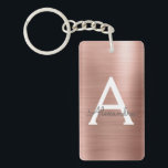 Roze Rose Gold Girly en Chic Monogram Sleutelhanger<br><div class="desc">Roze Rose Gold Faux Brushed Metal Metallic RVS Elegante Sleutelhanger. Deze Sleutelhangers kunnen worden aangepast om uw initiaal en voornaam op te nemen en zijn een ideaal vrijgezellenfeest voor een bruiloft,  vrijgezellenfeest of verjaardagsfeestje. Neem contact op met de ontwerper als u meer overeenkomende objecten nodig hebt.</div>