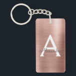 Roze Rose Gold Girly en Chic Monogram Sleutelhanger<br><div class="desc">Roze Rose Gold Faux Brushed Metal Metallic RVS Elegante Sleutelhanger. Deze Sleutelhangers kunnen worden aangepast om uw initiaal en voornaam op te nemen en zijn een ideaal vrijgezellenfeest voor een bruiloft,  vrijgezellenfeest of verjaardagsfeestje. Neem contact op met de ontwerper als u meer overeenkomende objecten nodig hebt.</div>