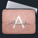 Roze Rose Gold Glitter en Sparkle Monogram Laptop Sleeve<br><div class="desc">Roze Rose Gold Faux Glitter en Sparkle Elegant Monogram Hoesje. Dit hoesje kan worden aangepast om uw initiaal en voornaam te omvatten.</div>