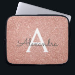 Roze Rose Gold Glitter en Sparkle Monogram Laptop Sleeve<br><div class="desc">Roze Rose Gold Faux Glitter en Sparkle Elegant Monogram Hoesje. Dit hoesje kan worden aangepast om uw initiaal en voornaam te omvatten.</div>