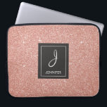 Roze Rose Gold Glitter en Sparkle Monogram Laptop Sleeve<br><div class="desc">Roze Rose Gold Faux Glitter en Sparkle Elegant Monogram Hoesje. Dit hoesje kan worden aangepast om uw initiaal en voornaam te omvatten.</div>