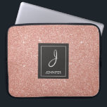 Roze Rose Gold Glitter en Sparkle Monogram Laptop Sleeve<br><div class="desc">Roze Rose Gold Faux Glitter en Sparkle Elegant Monogram Hoesje. Dit hoesje kan worden aangepast om uw initiaal en voornaam te omvatten.</div>