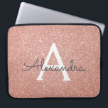 Roze Rose Gold Glitter en Sparkle Monogram Laptop Sleeve<br><div class="desc">Roze Rose Gold Faux Glitter en Sparkle Elegant Monogram Hoesje. Dit hoesje kan worden aangepast om uw initiaal en voornaam te omvatten.</div>