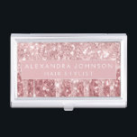 Roze Rose Gold Glitter en Sparkle Monogram Visitekaarthouder<br><div class="desc">Roze Rose Gold Faux Dripping Glitter en Sparkle Elegant Girly visitekaarthouder. Deze visitekaarthouder kan worden aangepast om uw voor- en achternaam op te nemen.</div>