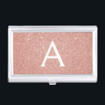 Roze Rose Gold Glitter en Sparkle Monogram Visitekaarthouder<br><div class="desc">Pink Rose Gold Faux Glitter en Sparkle Elegant Monogram visitekaarthouder voor schoonheidsprofessionals zoals een huidverzorging,  microblading,  wimperextensies,  haar of make-up schoonheidssalon manager of werknemer. Deze visitekaarthouder kan worden aangepast om uw initiaal en voornaam op te nemen en maakt een geweldig verjaardagscadeau of kerstcadeau.</div>