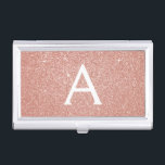 Roze Rose Gold Glitter en Sparkle Monogram Visitekaarthouder<br><div class="desc">Pink Rose Gold Faux Glitter en Sparkle Elegant Monogram visitekaarthouder voor schoonheidsprofessionals zoals een huidverzorging,  microblading,  wimperextensies,  haar of make-up schoonheidssalon manager of werknemer. Deze visitekaarthouder kan worden aangepast om uw initiaal en voornaam op te nemen en maakt een geweldig verjaardagscadeau of kerstcadeau.</div>