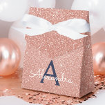 Roze Rose Gold Glitter & Sparkle Monogram Bedankdoosjes<br><div class="desc">Roze Rose Gold Faux Glitter en Sparkle Elegant geschenkdoos. Deze geschenkdoos kan worden aangepast om uw initiaal en voornaam op te nemen en maakt een geweldige verjaardags-,  bruiloft-,  vrijgezellenfeest-,  vrijgezellenfeest- of baby shower geschenkdoos. Neem contact op met de ontwerper voor aangepaste overeenkomende items.</div>