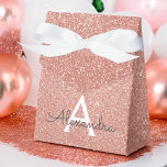 Roze Rose Gold Glitter & Sparkle Monogram Bedankdoosjes<br><div class="desc">Roze Rose Gold Faux Glitter en Sparkle Elegant geschenkdoos. Deze geschenkdoos kan worden aangepast om uw initiaal en voornaam op te nemen en maakt een geweldige verjaardags-,  bruiloft-,  vrijgezellenfeest-,  vrijgezellenfeest- of baby shower geschenkdoos. Neem contact op met de ontwerper voor aangepaste overeenkomende items.</div>