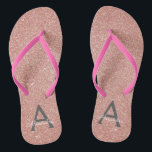 Roze Rose Gold Glitter & Sparkle Monogram Teenslippers<br><div class="desc">Roze Rose Gold en Charcoal Grey (grijs) Faux Glitter en Sparkle Girly Beach bruiloft Teenslippers. Deze Girly Pink Rose Gold-Teenslippers kunnen worden aangepast om uw initiaal en voornaam op te nemen en zijn een ideaal vrijgezellenfeest,  vrijgezellenfeest of verjaardagsfeestje op het strand.</div>