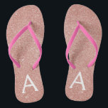 Roze Rose Gold Glitter & Sparkle Monogram Teenslippers<br><div class="desc">Roze Rose Gold Faux Glitter en Sparkle Girly Beach Wedding Teenslippers. Deze Girly Pink Rose Gold-Teenslippers kunnen worden aangepast om uw initiaal en voornaam op te nemen en zijn een perfect vrijgezellenfeest,  een vrijgezellenfeest of een verjaardagsfeest op het strand.</div>