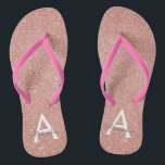 Roze Rose Gold Glitter & Sparkle Monogram Teenslippers<br><div class="desc">Roze Rose Gold Faux Glitter en Sparkle Girly Beach Wedding Teenslippers. Deze Girly Pink Rose Gold-Teenslippers kunnen worden aangepast om uw initiaal en voornaam op te nemen en zijn een perfect vrijgezellenfeest,  een vrijgezellenfeest of een verjaardagsfeest op het strand.</div>