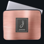 Roze Rose Gold Metaal Elegant Monogram Laptop Sleeve<br><div class="desc">Roze Rose Gold Faux Brushed Metal Elegant Monogram Hoesje. Dit hoesje kan worden aangepast om uw initiaal en voornaam op te nemen.</div>