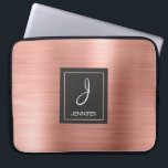 Roze Rose Gold Metaal Elegant Monogram Laptop Sleeve<br><div class="desc">Roze Rose Gold Faux Brushed Metal Elegant Monogram Hoesje. Dit hoesje kan worden aangepast om uw initiaal en voornaam op te nemen.</div>