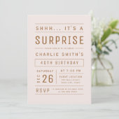 Roze Rose Gold Modern Typografie Surprise Birthday Kaart (Staand voorkant)