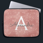 Roze Rose Gold Sparkle Modern Monogram Naam Laptop Sleeve<br><div class="desc">Pink Rose Gold Sparkle Modern Monogram Naam Sleeve. Dit sleeve kan worden aangepast om uw initiaal en voornaam op te nemen.</div>